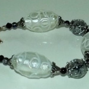 Black and White Beaded Bracelet image 2