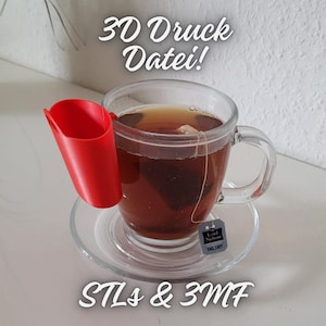 Könnte beinhalten: Eine transparente Glastasse mit Tee und einem Teebeutel auf einer transparenten Untertasse. Ein roter Kunststofflöffel ist an der Seite der Tasse befestigt. Der Text auf dem Bild lautet "3D Druck Datei!" und "STLs & 3MF".