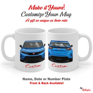 Może przedstawiać: Biały ceramiczny kubek z niebieskim wzorem samochodu po obu stronach. Przód i tył samochodu są wyświetlane ze słowem "Custom" na czerwono. Tekst u góry brzmi "Make it Yours! Customize Your Mug".