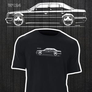 Könnte beinhalten: Ein schwarzes Kurzarm-T-Shirt mit einer weißen Linienzeichnung einer Limousine auf der Brust. Die Grafik zeigt das Seitenprofil des Fahrzeugs mit dem Text W124 über dem vorderen Kotflügel. Das Design ist schlicht und minimalistisch gehalten.