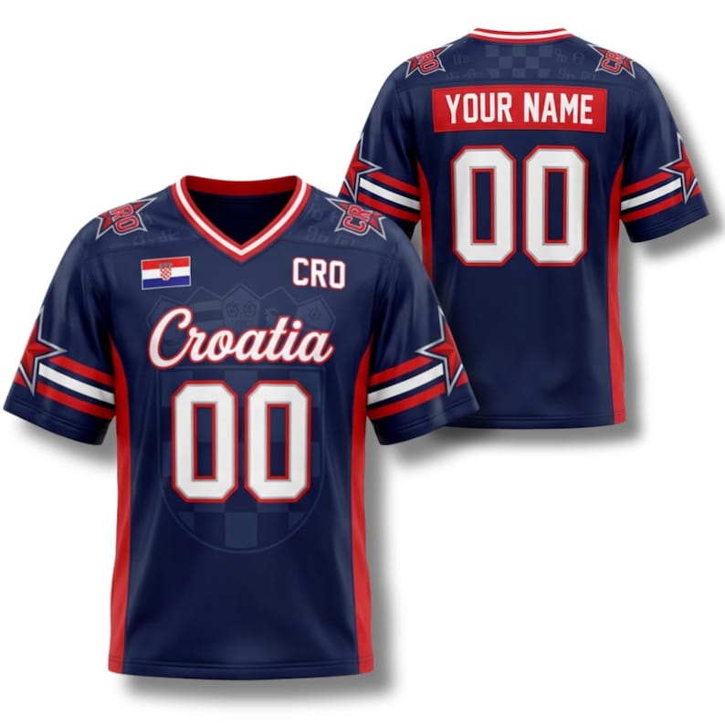 K&ouml;nnte beinhalten: Ein marineblaues Kroatien-Fu&szlig;balltrikot mit roten und wei&szlig;en Akzenten. Das Trikot zeigt das Wort "Croatia" in wei&szlig;er Schrift, die Nummer "00" und die kroatische Flagge. Auf der R&uuml;ckseite des Trikots befinden sich die Nummer "00" und Platz f&uuml;r einen Namen.