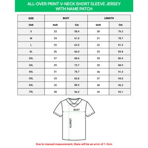 K&ouml;nnte beinhalten: Eine wei&szlig;e Tabelle mit Gr&ouml;&szlig;enangaben f&uuml;r ein V-Ausschnitt-Kurzarm-Trikot mit Namensschild. Die Tabelle zeigt Brust- und L&auml;ngenma&szlig;e in cm, von Gr&ouml;&szlig;e S bis 7XL. Der Text oben lautet "ALL-OVER PRINT V-NECK SHORT SLEEVE JERSEY WITH NAME PATCH."