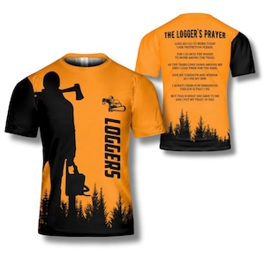 Puede incluir: Camiseta naranja y negra con la silueta de un leñador, un hacha y una motosierra. La camiseta muestra la palabra "LOGGERS" verticalmente y el texto "THE LOGGER'S PRAYER" en la espalda, con un diseño de bosque.