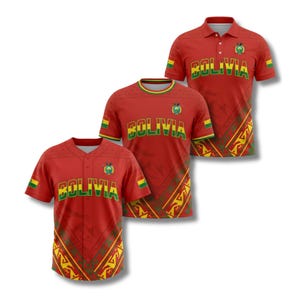 Puede incluir: Tres camisas rojas con la palabra "BOLIVIA" en amarillo y verde. Las camisas incluyen una camiseta de béisbol, un polo y una camiseta de cuello redondo. Cada camisa tiene un escudo de armas boliviano y un diseño geométrico.