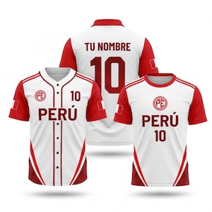 Peut inclure: Trois maillots de sport blancs et rouges avec le texte PERÚ, le numéro 10 et un logo circulaire. Un maillot est de style boutonné, tandis que les autres sont des t-shirts à col rond. Chaque manche arbore un petit emblème du drapeau péruvien.