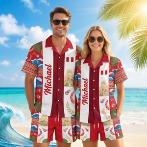 Peut inclure: Ensembles assortis de chemises à manches courtes boutonnées et de shorts en rouge et blanc. Le tissu présente un motif de ballons de football, de vagues, de feuilles de palmier et du drapeau péruvien. Le nom Michael est imprimé verticalement.