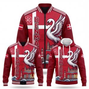 Puede incluir: Una chaqueta roja y una sudadera con capucha roja que presentan la bandera danesa, la palabra DENMARK en texto vertical blanco, un gran cisne blanco, un faro y edificios coloridos. Ambas prendas muestran detalles de rayas blancas.