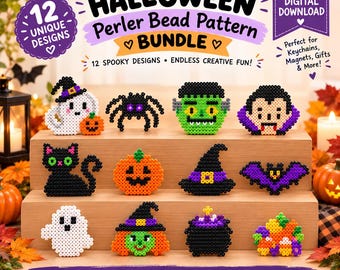 Op de afbeelding: Een digitale downloadbundel met 12 Halloween strijkkraalpatronen, met pixelontwerpen van een spook, spin, Frankenstein, vampier, kat, pompoen, heksenhoed, vleermuis, heksenketel en snoepjes, voorzien van diverse teksten.