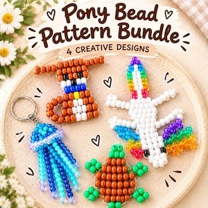 Può includere: Un pacchetto di schemi per perline pony con quattro design creativi tra cui un cane marrone, una lucertola color arcobaleno, un portachiavi a forma di medusa blu e una tartaruga verde e marrone. Il testo Pony Bead Pattern Bundle 4 Creative Designs è visibile.