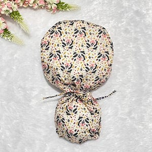 Badmuts paardenstaart, kleine bloemen op mooie paardenstaart scrubmuts, medische pet, KAVYAFAB-scrubmuts, cadeau dierenarts, katoenen scrubmuts.