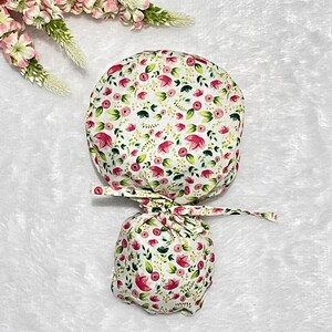 Badmuts paardenstaart, Happy Flowers op lichtroze paardenstaart scrubmuts, medische pet, KAVYAFAB-scrubmuts, cadeau dierenarts, katoenen scrubmuts.