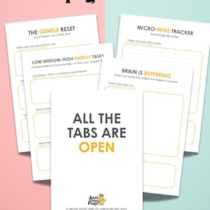 Op de afbeelding: Een bundel van 12 pagina's met afdrukbare werkbladen met de tekst "ALL THE TABS ARE OPEN". De werkbladen bevatten prompts voor zelfreflectie, zoals "The Gentle Reset" en "Micro-Wins Tracker". De achtergrond is verdeeld tussen roze en lichtblauw.