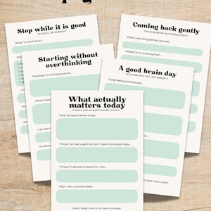 Könnte beinhalten: Ein Bundle aus fünf Seiten mit Texten und Aufforderungen zur Selbstreflexion. Zu den Titeln gehören "Stop While It Is Good", "Coming Back Gently" und "What Actually Matters Today". Die Seiten sind hellgrün und weiß und bieten Platz zum Schreiben.