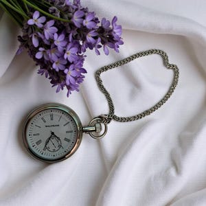 Reloj de bolsillo Waltham con números romanos, reloj de cuarzo vintage con cadena, reloj de bolsillo en caja de regalo, regalo para él, regalo para padrinos de boda, regalo para novio