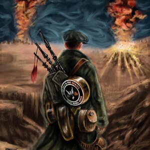 Puede incluir: Un hombre con un uniforme militar verde y una gorra se encuentra de espaldas al espectador, mirando una explosión de fuego en la distancia. Lleva una bolsa con un parche que dice "Sean Daly & The Shams Irish Rebel Rock". La escena se desarrolla en un cielo oscuro y tormentoso.