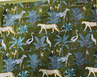 Tela de terciopelo verde safari en la jungla: tela para tapicería con estampado exótico de animales y aves, decoración del hogar, tela para cojines y cortinas, textil para costura.