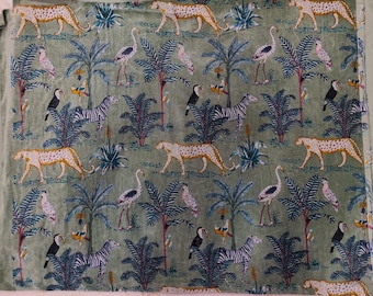 Tela de terciopelo verde safari en la jungla: tela para tapicería con estampado exótico de animales y aves, decoración del hogar, tela para cojines y cortinas, textil para costura.
