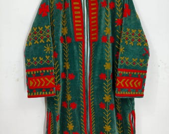 Chaqueta larga bordada de terciopelo verde: abrigo floral bohemio hecho a mano, prenda de abrigo étnica, abrigo o chaqueta larga para mujer, regalo para ella.