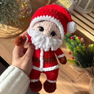 Puede incluir: Mu&ntilde;eco de Pap&aacute; Noel de ganchillo, rojo y blanco. El gorro y la barba son blancos, mientras que los brazos, las piernas y el cintur&oacute;n son marrones. La cara sonriente y los ojos negros completan este personaje navide&ntilde;o, ideal para las fiestas.