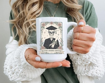 Mug survivant de maîtrise 2026, cadeau de remise des diplômes drôle, tasse squelette de style tarot, cadeau de diplômé, tasse à café de diplômé, cadeau de diplômé de maîtrise