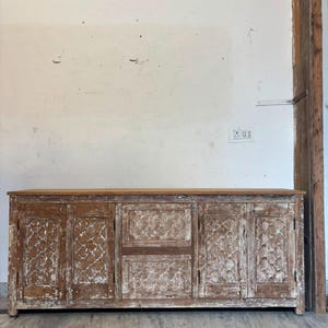 Rustiek gesneden houten tv-meubel | Verweerde mediakast | Handgemaakt dressoir/dressoir | Landelijke boho entertainmentmeubel