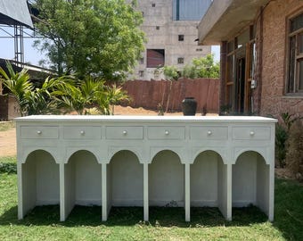 Consola moderna de madera con arco: muebles minimalistas artesanales
