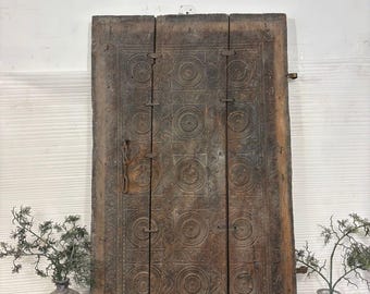 Painel de porta indiano antigo esculpido à mão: decoração tribal do século XIX
