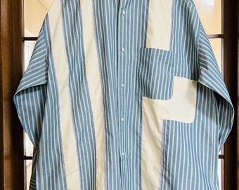 Asymmetrisch gestreept patchworkshirt – blauw x geel / geüpcycled uniseks statementstuk