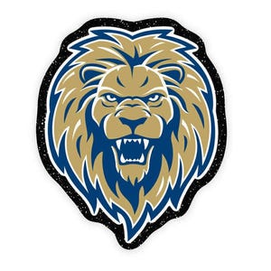 Puede incluir: Una pegatina con la cabeza de un león estilizada en dorado y azul marino. El león tiene la boca abierta con dientes visibles y una expresión feroz. El diseño está delineado en negro con un efecto texturizado y moteado, dándole un aspecto vintage.