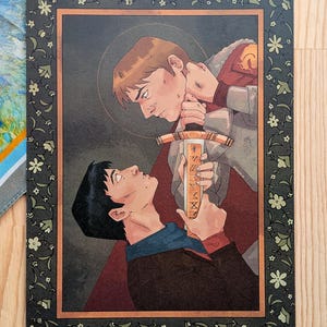 Könnte beinhalten: Gerahmter Kunstdruck mit zwei Figuren in einer dramatischen Pose, von denen eine ein Schwert hält. Das Kunstwerk hat einen dunklen Hintergrund und einen dekorativen floralen Rahmen. Die Figuren sind in Braun-, Rot- und Blautönen dargestellt.