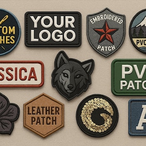 Pode incluir: Coleção de patches bordados e em PVC em várias formas. Os designs incluem texto como "CUSTOM PATCHES", "YOUR LOGO", "JESSICA" e "PVC PATCH". Outros patches apresentam um lobo, uma folha, uma paisagem de montanha e a letra "A".
