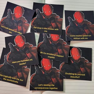 Peut inclure: Plusieurs autocollants carrés avec une illustration de bande dessinée d'un personnage avec un casque rouge et une combinaison noire. Chaque autocollant contient une phrase différente en texte jaune, comme "Mange de la soupe sous la douche avec moi."