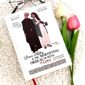 Könnte beinhalten: Ein weißes Buch mit dem Titel "Draco Malfoy & The Mortifying Ordeal of Being in Love" mit Illustrationen von Draco Malfoy und Hermine Granger. Das Buch enthält die Zitate "Rife with historical inaccuracies - S. Snape" und "Pure Sh*t - T. Riddle".
