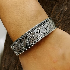 Handgemachter Armreif aus oxidiertem Sterlingsilber: Blumenschmuck aus 925 mit Gravur