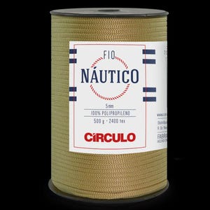 Peut inclure: Une bobine de corde nautique beige avec une étiquette indiquant "Fio Náutico" et "Circulo". L'étiquette indique également que la corde fait 5 mm, est en 100% polypropylène et pèse 500 g.