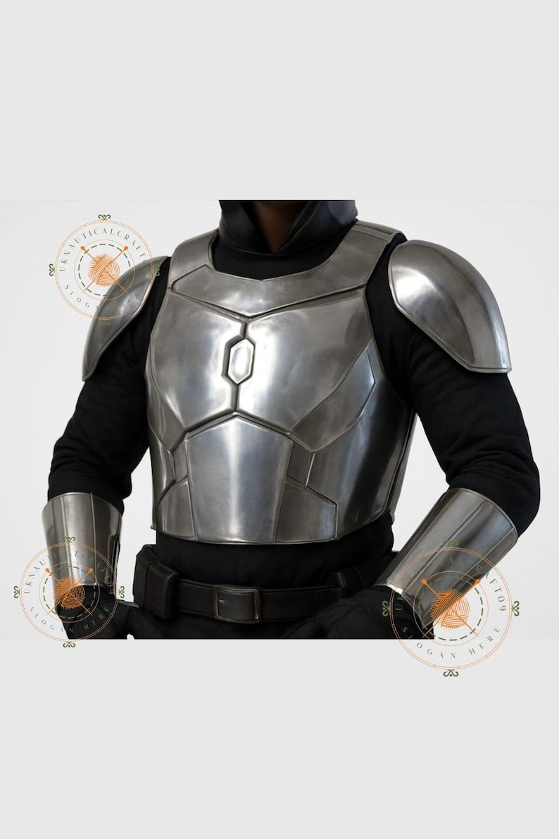 Op de afbeelding: Een zilverkleurige borst- en schouderpantser set met bijpassende armbeschermers. Het pantser wordt gedragen over een zwart shirt met lange mouwen en vastgezet met een zwarte riem. Het ontwerp doet denken aan sciencefiction- of fantasiekostuums.