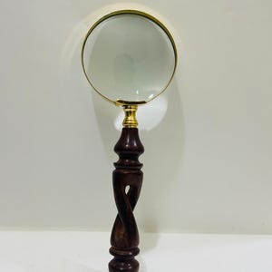 Antique Style Brass Magnifying Glass with Handcrafted Wooden Handle – Vintage Desktop Decor & Gift