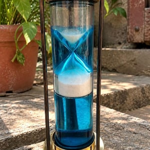 Clessidra nautica in ottone, con sabbia liquida blu, decorazione da scrivania a tema marittimo (2 minuti)