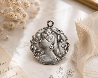 Antik Art Nouveau Silver 800 Medaljhänge – Kvinnoprofil – Graverat Minnessak – Franska Smycken från Tidigt 1900-tal