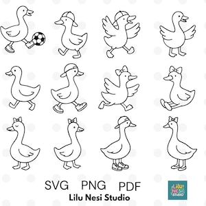 Op de afbeelding: Een verzameling zwart-wit cartoon eenden illustraties in verschillende poses. Sommige eenden dragen hoeden, strikken of sneakers, en één speelt voetbal. De tekst "SVG PNG PDF" en "Lilu Nesi Studio" is inbegrepen.