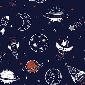 Könnte beinhalten: Ein dunkelblaues Stoffmuster mit weißen Strichzeichnungen von Raketen, fliegenden Untertassen, Planeten, Monden und Sternen. Einige Elemente enthalten kleine rote Akzente, wie zum Beispiel Raketenabgase, Planetenoberflächen und kleine Sterne.