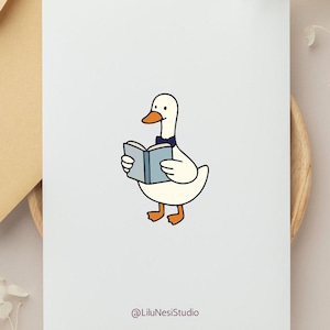 K&ouml;nnte beinhalten: Cartoon-Illustration einer wei&szlig;en Gans mit blauer Fliege, die ein blaues Buch h&auml;lt und liest. Die Gans hat einen orangefarbenen Schnabel und F&uuml;&szlig;e. Der Text "@LiluNesiStudio" befindet sich am unteren Rand des Bildes.