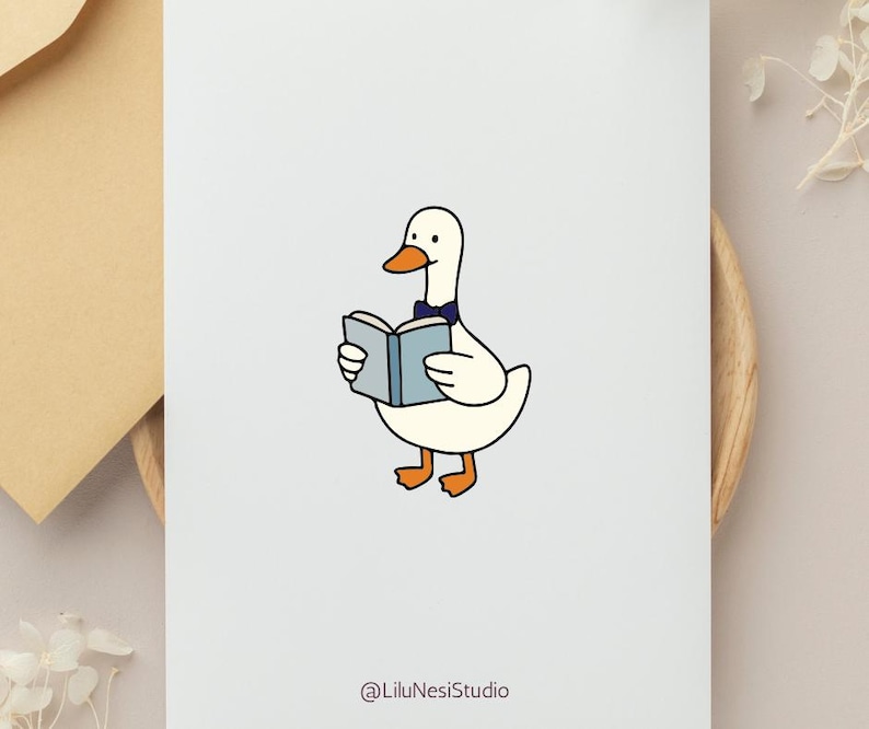 K&ouml;nnte beinhalten: Cartoon-Illustration einer wei&szlig;en Gans mit blauer Fliege, die ein blaues Buch h&auml;lt und liest. Die Gans hat einen orangefarbenen Schnabel und F&uuml;&szlig;e. Der Text "@LiluNesiStudio" befindet sich am unteren Rand des Bildes.