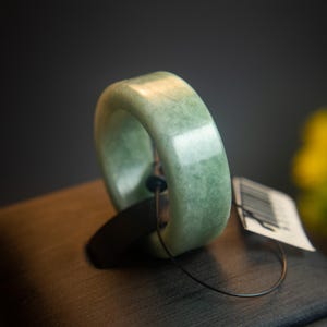 10US großer breiter burmesischer Jadeit Jade Ring - Aufwendig handgeschnitzt aus natürlicher durchscheinender grüner und weißer Jade, ein atemberaubendes Amulett Prunkstück