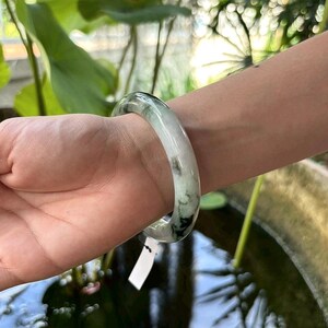 62 mm Natürlicher Grad A Burmesischer Jade Armreif Durchscheinend Apfelgrün Milchig Weiß Unbehandelter Jadeit mit Glück Schutz Feng Shui Energie infundiert