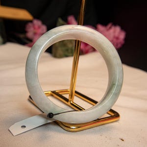 52 mm armband i naturlig burmesisk jadeit av klass A – obehandlat jadearmband | Ljusgrönt mönster med "mossa i snö", handpolerat amulett Lyx