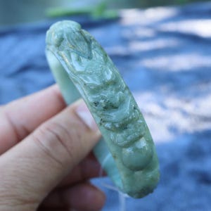 Armreif aus burmesischer Jade mit Drachen- und Phönixmotiv, 58,5 mm, geschnitztes Armband aus grün-grauer Jade