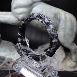 66mm ビルマ産翡翠バングルブレスレット、黒と白の龍と鳳凰の彫刻、グレーのアクセントが効いた大胆なステートメントジュエリー