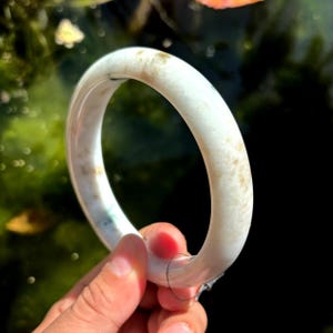 Seltener 77 mm handgeschnitzter echter burmesischer Klasse A Jadeit Armreif Apfelgrün, Spinatgrün und milchig weiß 100% unbehandelte natürliche Jadeit Schmuck