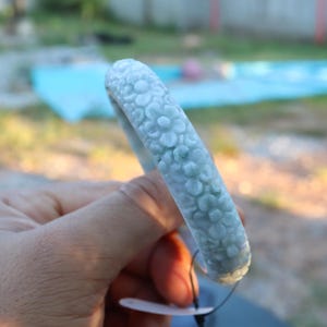 62mm彫刻入り翡翠の花模様バングル、淡い緑がかったグレーの花柄ブレスレット、内側が滑らかな大きなサイズ